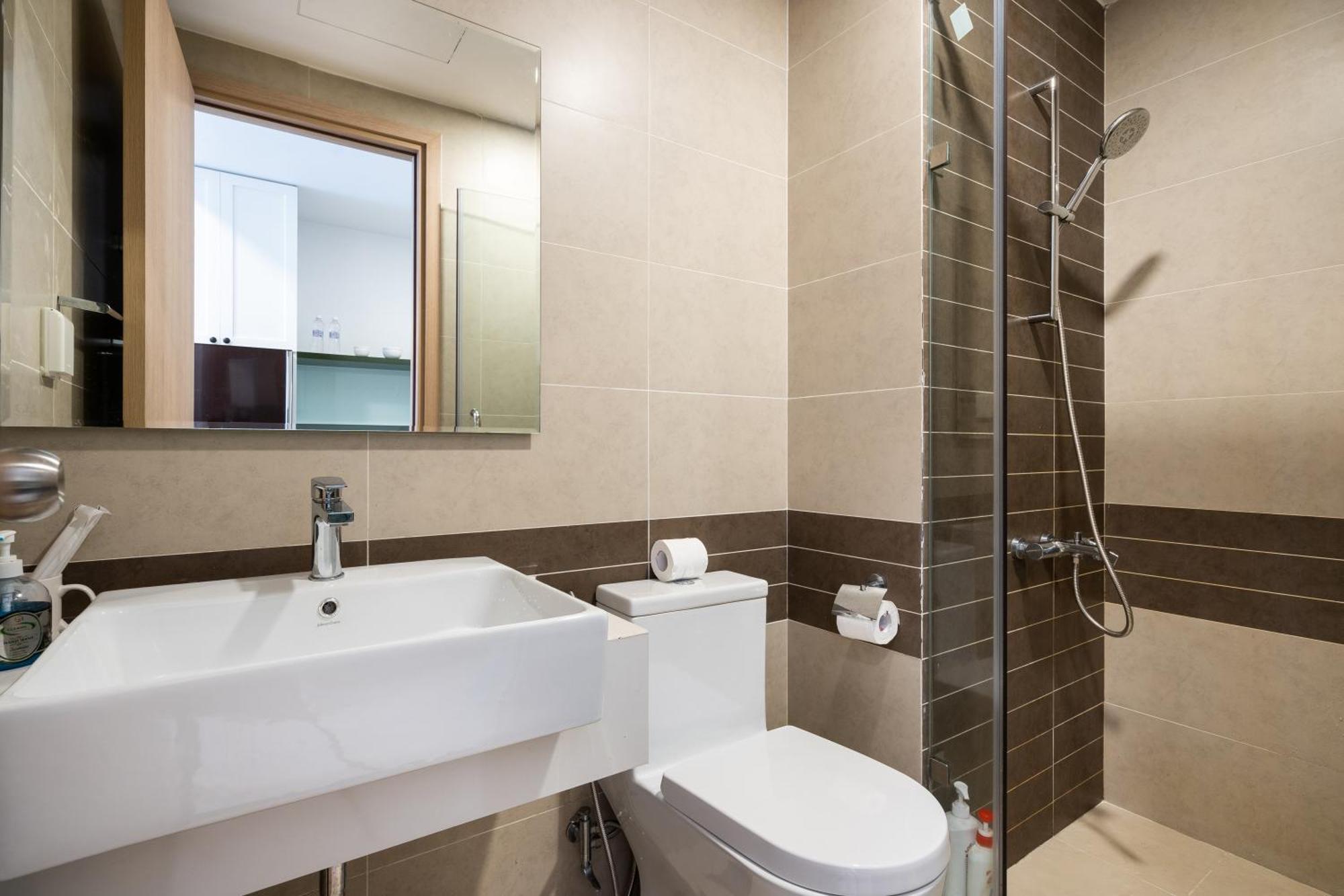 Apartment Refined Saigon - Rivergate Aparment - Free Pool, Free Internet Sim For 3 Nights, Free Pick Up For 5 Nights *